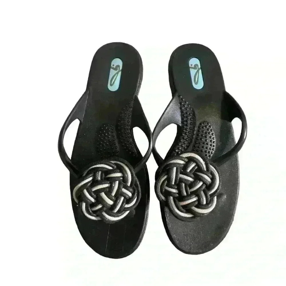 Oka-Bee  Rubber Medallion Flip-Flop Thong Sandals Women  SZ XSmall